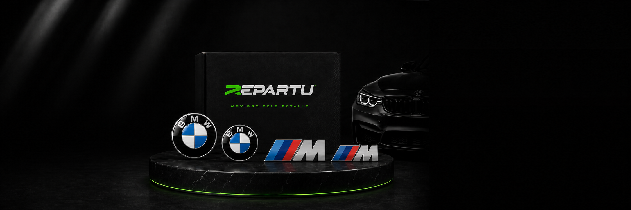 Emblemas BMW apresentados sobre expositor Repartu